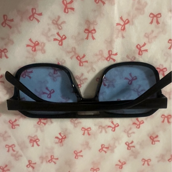 Stylish Black Oversized Women's Sunglasses - Picture 4 of 4